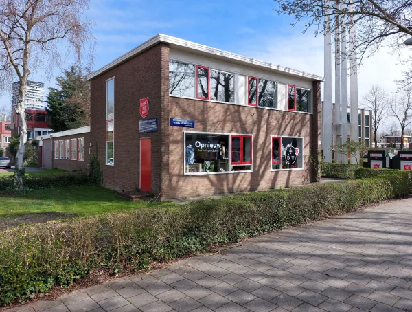 Afbeelding uit: maart 2026. De voormalige pastorie. Er huist nu een kringloopwinkel.