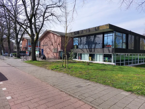 Afbeelding uit: maart 2026. Rechts de vleugel uit 2012.