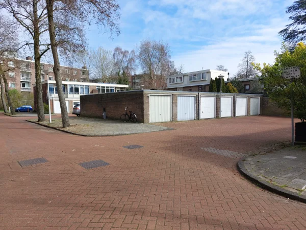 Afbeelding uit: maart 2026. De tussenliggende garageboxen.