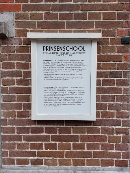 Afbeelding uit: maart 2026. Tweetalige uitleg op de gevel.