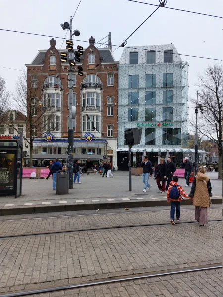 Afbeelding uit: maart 2026. Met het nieuwe buurpand (The Diamond, gereed 2024, ontwerp MVSA/Roberto Meyer).