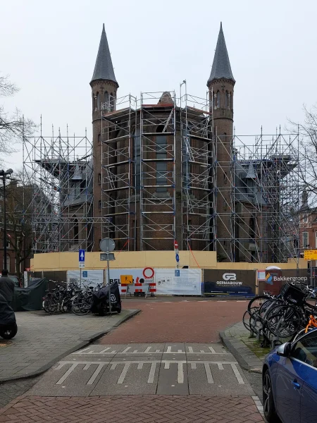 Afbeelding uit: maart 2026. In de steigers na de brand.