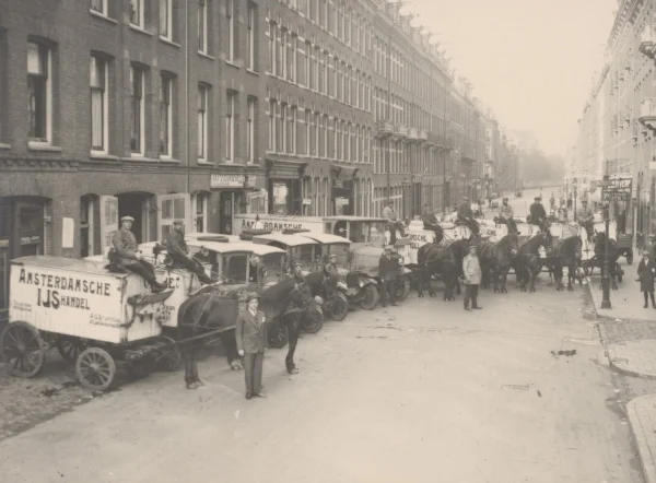 Afbeelding uit: mei 1929. Stuffers was in 1929 25 jaar eigenaar van de Amsterdamsche IJshandel. Ter gelegenheid daarvan werd deze foto gemaakt.
Bron afbeelding: Stadsarchief.