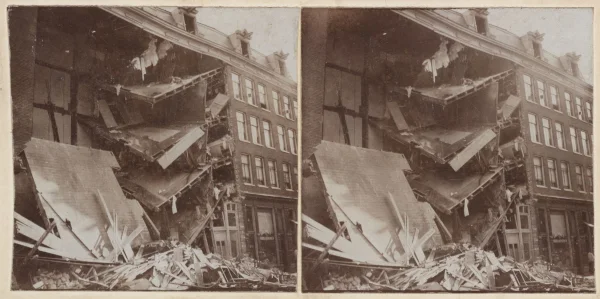 Afbeelding uit: 1899. In september 1899 stortte een bestaand huis in de Pieter Nieuwlandstraat in tijdens een verbouwing van het buurpand.
Bron afbeelding: Stadsarchief.