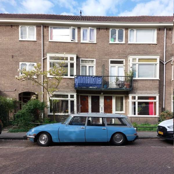 Afbeelding uit: april 2026. Ter Gouwstraat. Zichtbare verzakking.