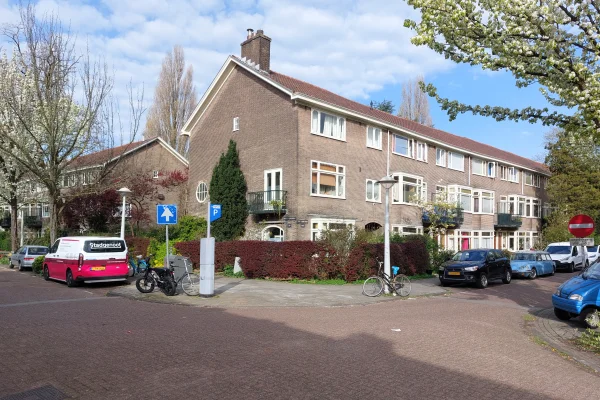 Afbeelding uit: april 2026. Rechts de Ter Gouwstraat, links de Van der Vijverstraat.