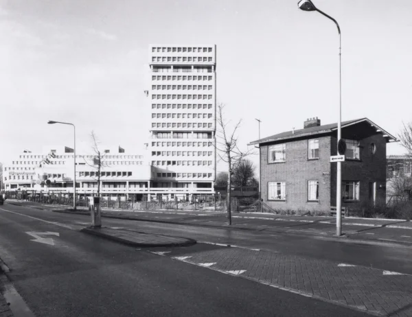 Afbeelding uit: december 1979. Rechts het tweelingpand aan de Weesperzijde. Op de achtergrond gebouw Leeuwenburg van de Rijkspostspaarbank.
Bron afbeelding: Stadsarchief.