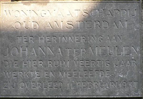 Afbeelding uit: september 2006. Plaquette in de gevel van Tuinstraat 168-170.