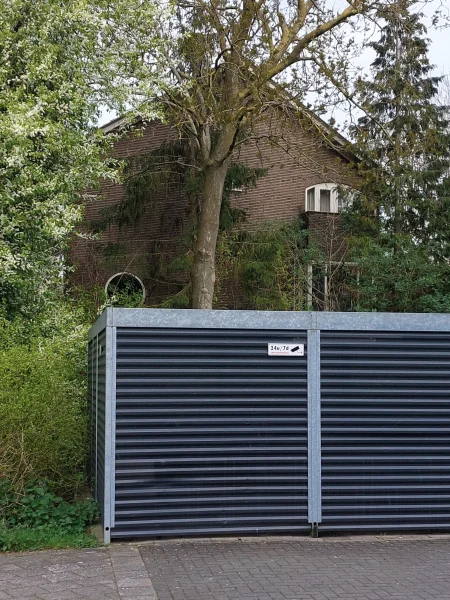 Afbeelding uit: april 2026. De zijgevel van Van der Vijverstraat 18 heeft ook een rond raam.