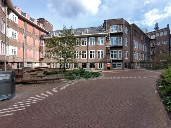 Afbeelding uit: april 2026. Westelijke binnenplaats.