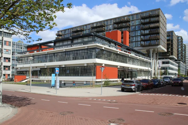 Afbeelding uit: april 2026. Met nieuwe buren: het Oku Office dat boven het herontwikkelde Fashion House staat.