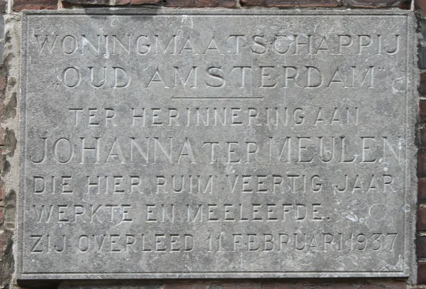 Afbeelding uit: april 2026. Plaquette in de gevel van Tuinstraat 168-170.