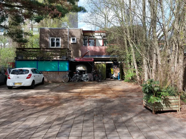 Afbeelding uit: april 2026. Achterzijde van de dienstwoning.