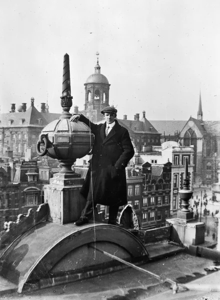 Afbeelding uit: circa 1910. Deze foto geeft een indruk van het formaat van de ornamenten. Bron: RCE Amersfoort, doc.nr 179.059.