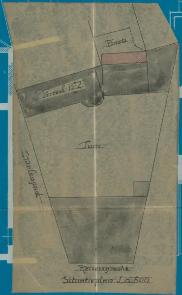 Afbeelding uit: 1898. Situatie in 1898: linksboven het bankkantoor, rechts ervan het koetshuis; onder het grachtenpand Keizersgracht 452.