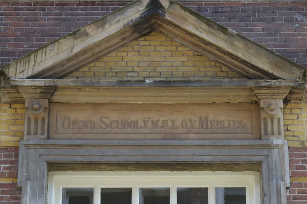 Afbeelding uit: april 2026. "Openb.School. v. m.u.l.o. v. Meisjes"
