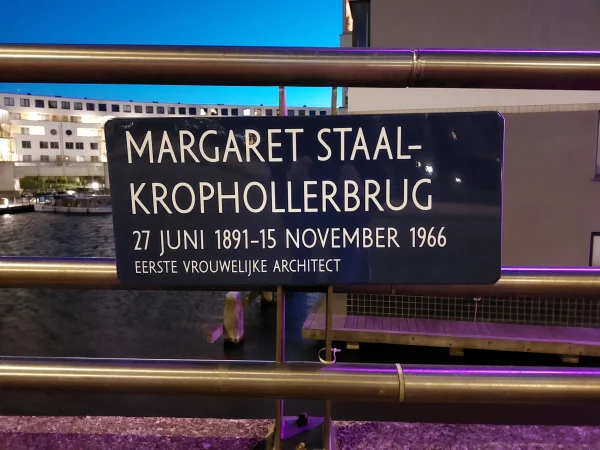 Afbeelding uit: april 2026. In de Van Eesterenlaan is een brug vernoemd naar Margaret Staal-Kropholler.