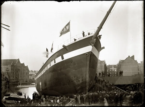 Afbeelding uit: oktober 1892. 29 oktober 1892, de tewaterlating van de bark "Amsterdam" op de werf Concordia. Rechts de huizen aan de Nieuwe Oostenburgerstraat.
