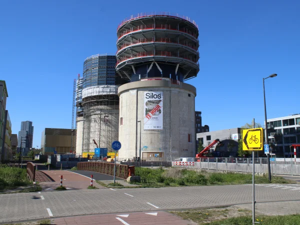 Afbeelding uit: april 2026. Met de opbouwen in aanbouw.
