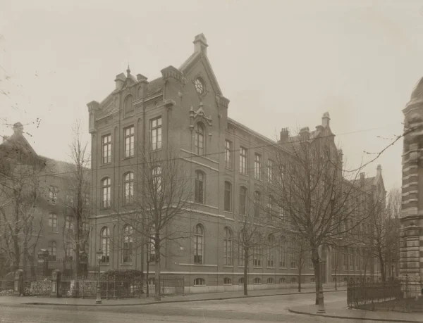 Afbeelding uit: november 1918. De gevel aan de Tesselschadestraat.
Bron afbeelding: Stadsarchief.