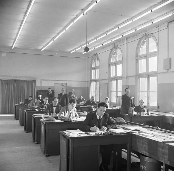 Afbeelding uit: circa 1952. Schrijvend personeel van het GEB.
Bron afbeelding: Stadsarchief.