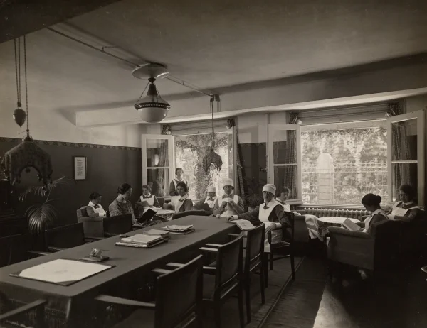 Afbeelding uit: circa 1925. Verpleegsters in de conversatiezaal van het ziekenhuis.
Bron afbeelding: Stadsarchief.