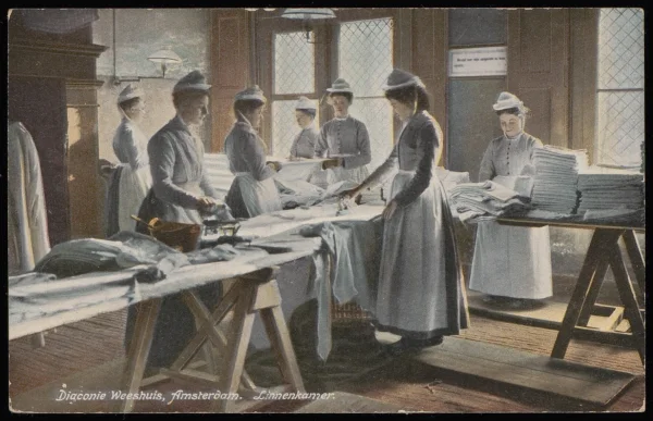 Afbeelding uit: circa 1915. Oudere meisjes aan het werk in de linnenkamer van het weeshuis.
Bron afbeelding: Stadsarchief.
