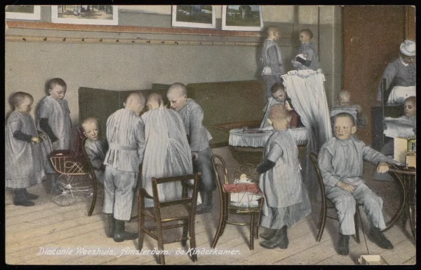 Afbeelding uit: circa 1915. Een kinderkamer van het weeshuis.
Bron afbeelding: Stadsarchief.