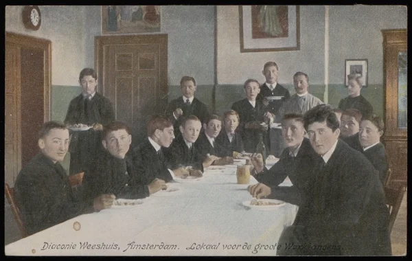 Afbeelding uit: circa 1915. "Lokaal voor de groote werkjongens"
Bron afbeelding: Stadsarchief.