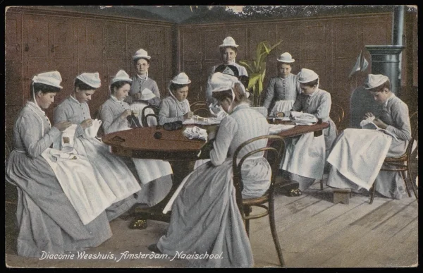 Afbeelding uit: circa 1915. Naaischool.
Bron afbeelding: Stadsarchief.