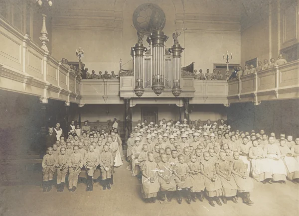 Afbeelding uit: circa 1900. Kinderen verzameld in de kerkzaal.
Bron afbeelding: Stadsarchief.
