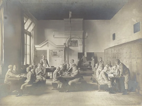 Afbeelding uit: circa 1900. Gezelschapskamer voor jongens van 10 tot 12 jaar.
Bron afbeelding: Stadsarchief.