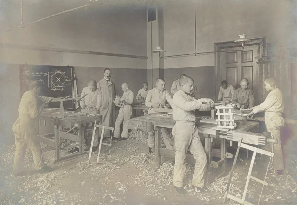 Afbeelding uit: circa 1900. Jongens in het lokaal voor handenarbeid.
Bron afbeelding: Stadsarchief.