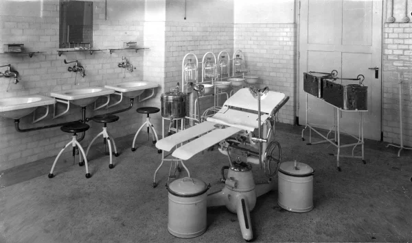 Afbeelding uit: 1920. Tesselschadeziekenhuis, kamer voor gynaecologie.