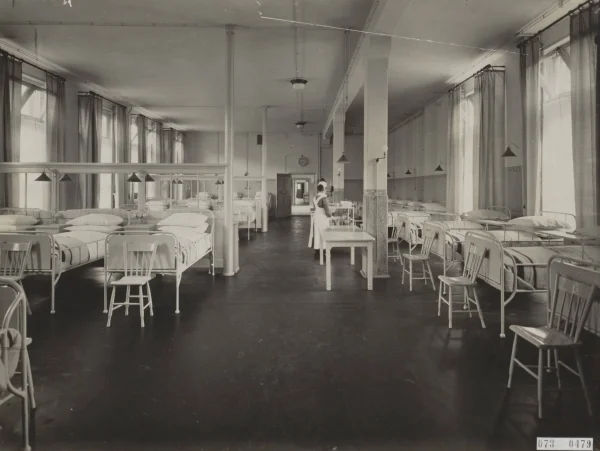 Afbeelding uit: september 1920. Een ziekenzaal in het Tesselschadeziekenhuis.