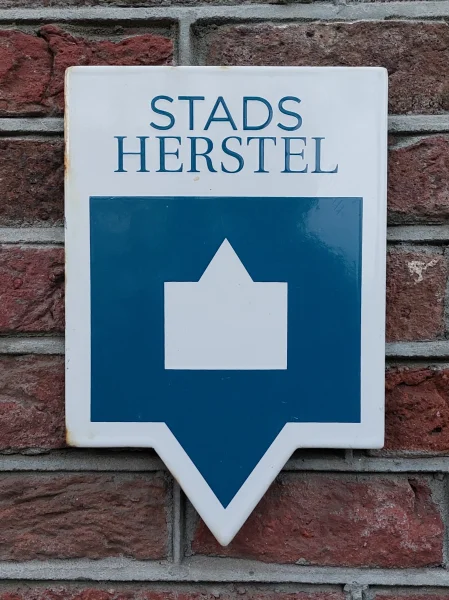 Afbeelding uit: mei 2026. Het logo op een bordje.