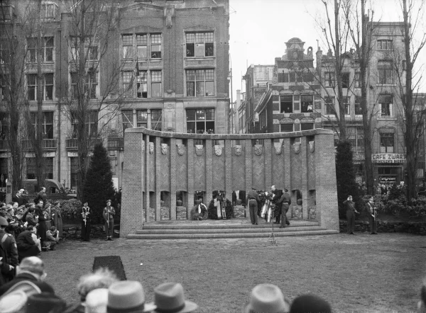Afbeelding uit: december 1947. Het tijdelijke monument op de Dam, tijdens de onthulling op 13 december 1947.