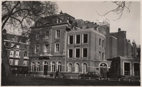 Afbeelding uit: april 1940. Maison Boer tijdens de afbraak.
Bron afbeelding: Stadsarchief.