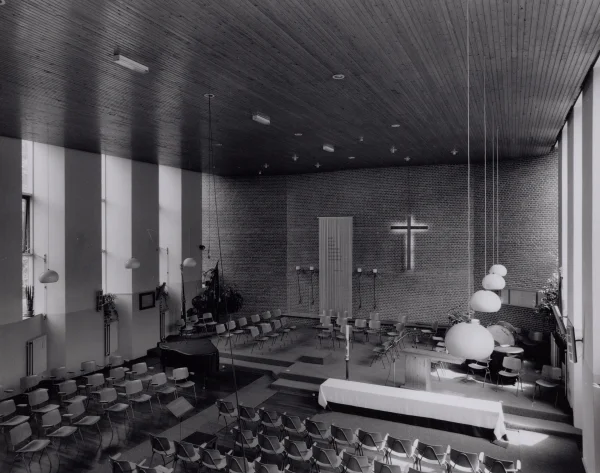 Afbeelding uit: juni 2002. Interieur van de kerkzaal in 2002.
Bron afbeelding: Stadsarchief.