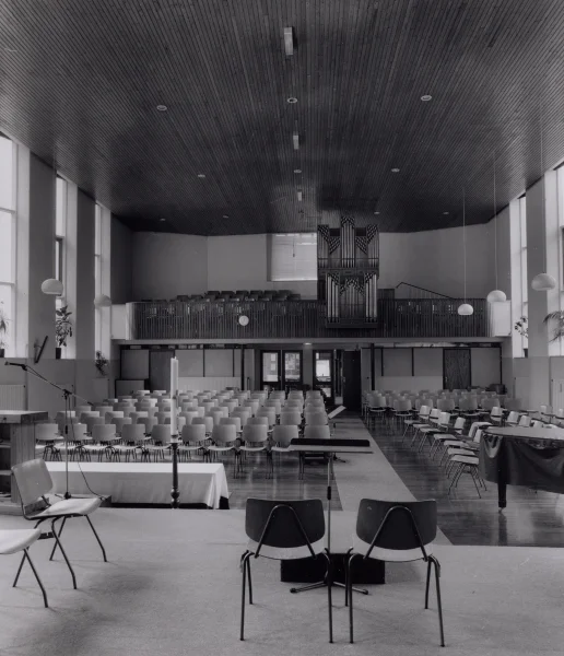 Afbeelding uit: juni 2002. Interieur van de kerkzaal in 2002.
Bron afbeelding: Stadsarchief.