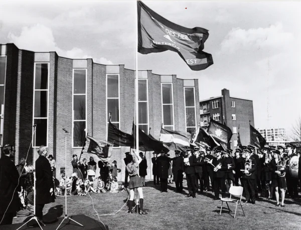 Afbeelding uit: maart 1973. De vlag wordt gehesen bij de ingebruikname door het Leger des Heils. Namens het gemeentebestuur was wethouder Van der Eijden aanwezig.
Bron afbeelding: Stadsarchief.