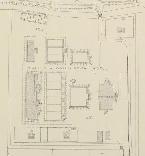 Afbeelding uit: 1924. De situatie in 1924. Van links naar rechts: ontijzeringsgebouwen (2x), filterbassins (2x), reinwaterkelders (2x) en het machinegebouw.