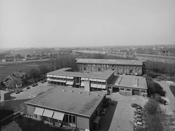 Afbeelding uit: april 1980. Het achterste gebouw is het ontijzeringsgebouw.