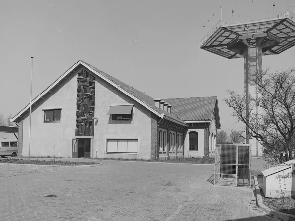Afbeelding uit: april 1980. Het voormalige machinegebouw en een van de antenneplatforms.