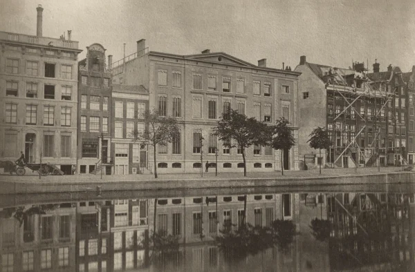 Afbeelding uit: circa 1890. Kantoor Twentsche Bankvereeniging, Singel (1874).
Bron afbeelding: Stadsarchief.