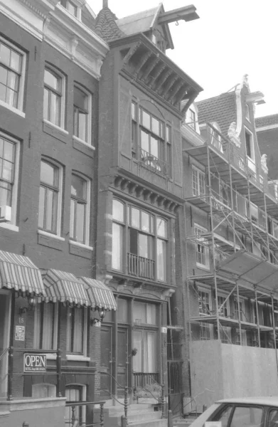 Afbeelding uit: circa 1990. Nog met de oorspronkelijke pui en stoep.
Bron afbeelding: Stadsarchief.