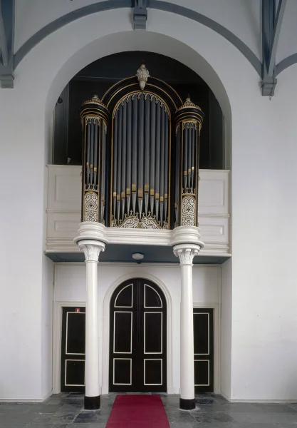 Afbeelding uit: oktober 2000. Ingangsportaal en orgel. Bron: Rijksdienst voor het Cultureel Erfgoed, doc.nr 408.282.