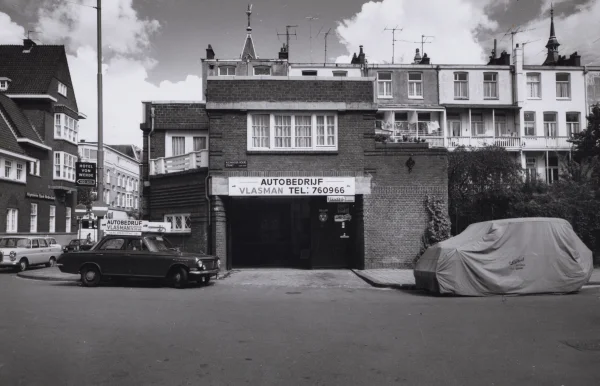 Afbeelding uit: augustus 1972. Als garage Vlasman.
Bron afbeelding: Stadsarchief.