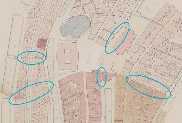 Afbeelding uit: 1860. De Dam en omgeving anno 1860. De vijf beschreven verbredingen zijn met blauw gemarkeerd.