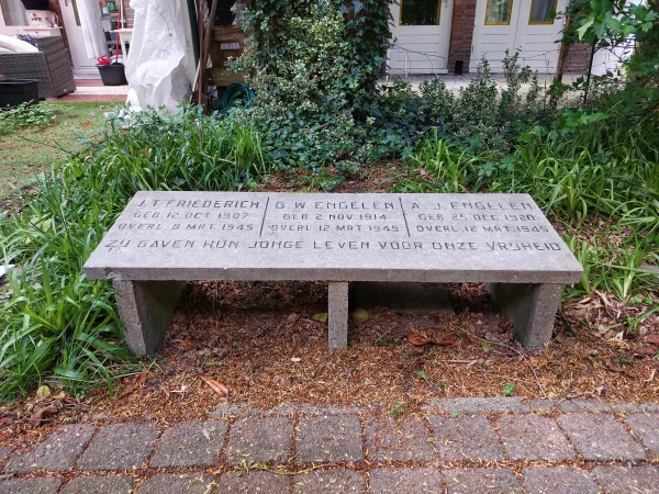 Afbeelding uit: juni 2026. Oorlogsmonument voor gevallen bewoners in de binnentuin. Friederich woonde op Balistraat 106-II, de oudste van de gebroeders Engelen in de Sumatrastraat en de jongste bij hun ouders op Balistraat 114-III.